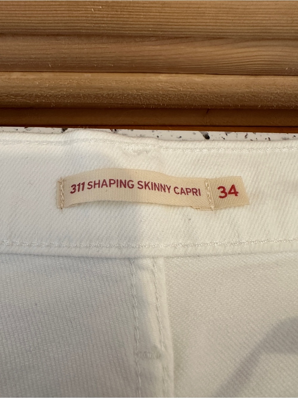 Levi's White Cropped Capris - Picture 4 of 5